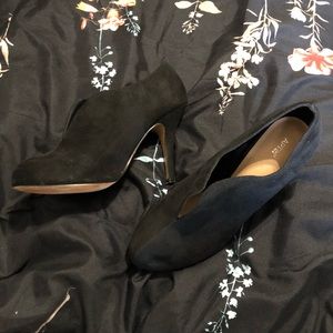 Size 8 black booties opening on front super comfy